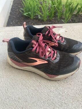 Brooks Women’s Cascadia 15 Trail Running Shoe Black Coral Size 7